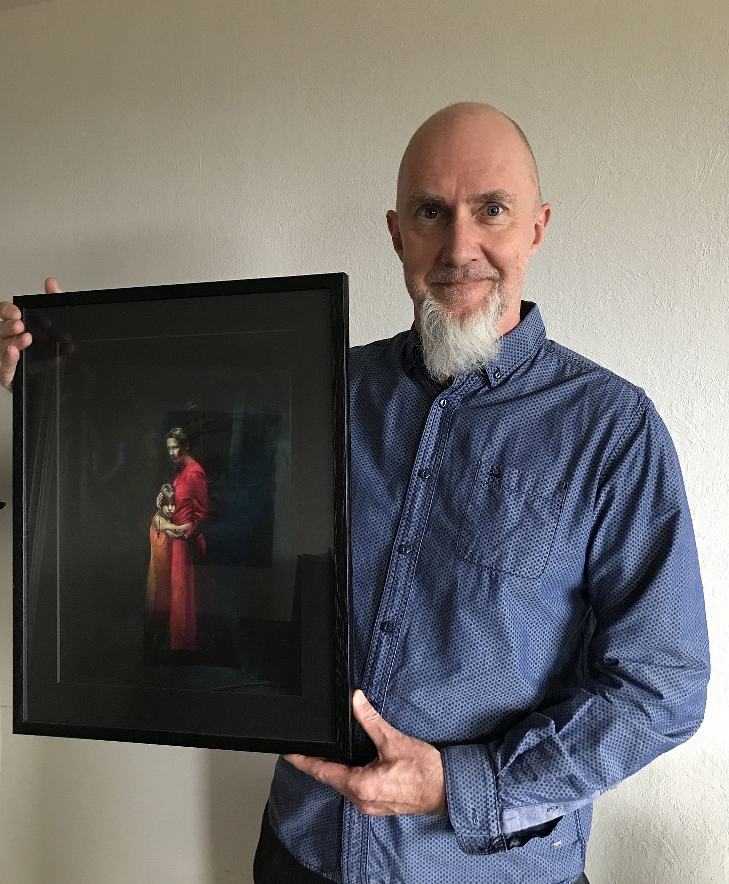 Gunnar Bye viser fram Årets Kunstfoto 2019 som han har vunne.